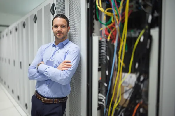 Man leaning against server locker — Stock Photo, Image