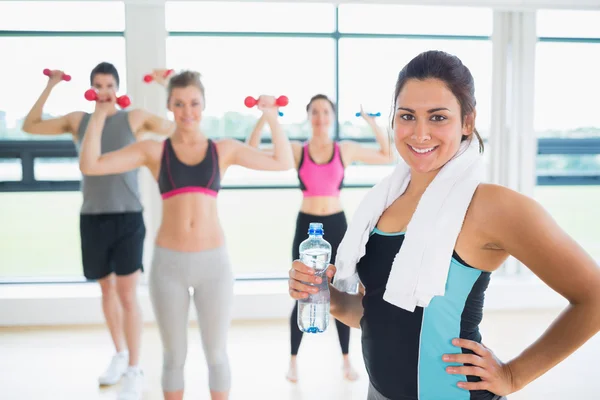 Vrouw aan voorzijde van de klasse van de dansaerobics — Stockfoto