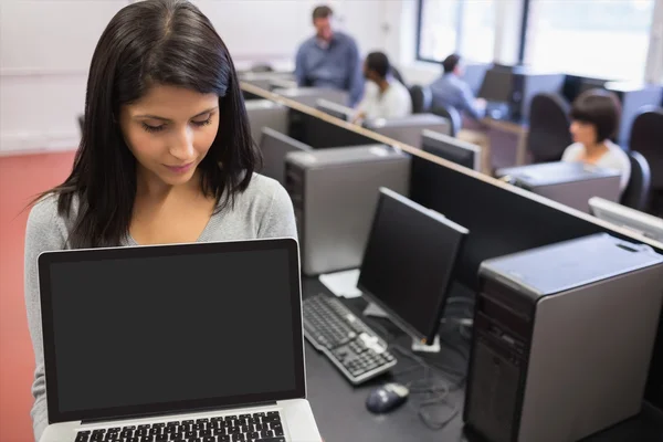 Mujer mostrando un ordenador portátil —  Fotos de Stock