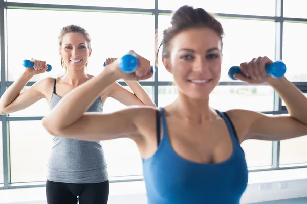 Mujeres levantando pesas — Foto de Stock