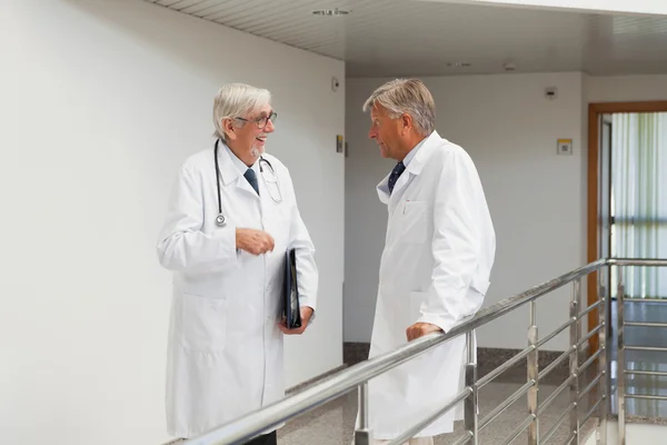 Los médicos están hablando. — Foto de Stock