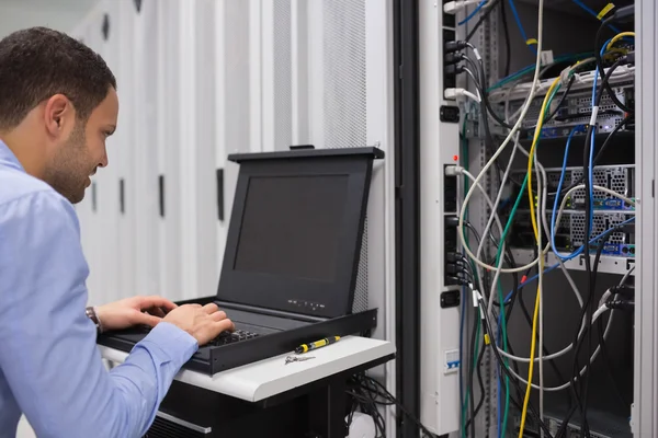 Man aan het werk met servers — Stockfoto