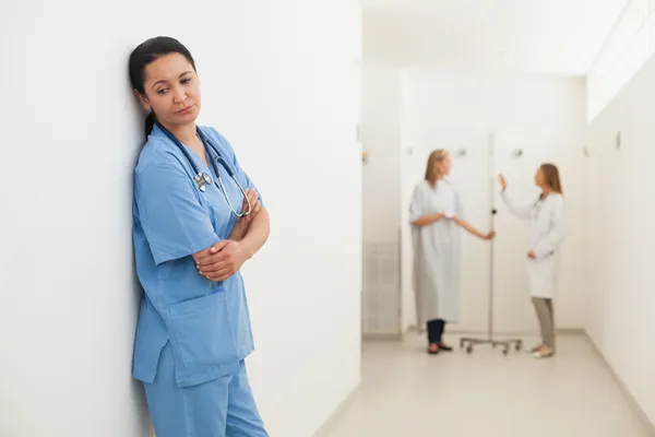 Enfermera se siente triste con el médico hablando con el paciente —  Fotos de Stock