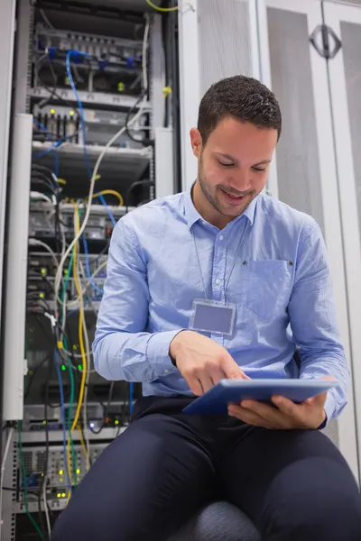 Technicus tablet-pc gebruiken om te werken op servers — Stockfoto