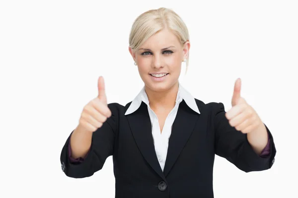 Посміхаючись блондинка бізнес-леді великі пальці вгору — стокове фото