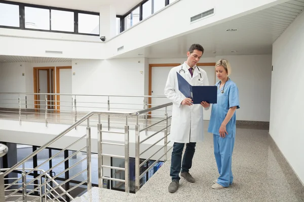 Nurse and doctor looking in folder — Stock Photo, Image