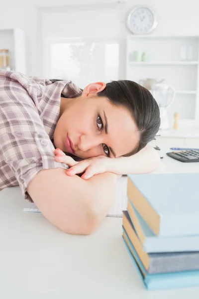 Vrouw rusten op tafel — Stockfoto