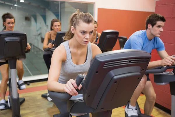 Ejercitarse en la clase de spinning — Foto de Stock