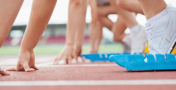 Löpare väntar bakom startlinjen — Stockfoto