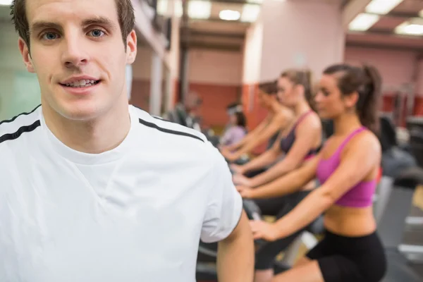 Uomo sorridente in palestra — Foto Stock