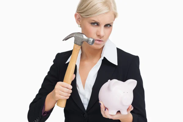 Achtersteven zakenvrouw holding een hamer en een piggy-bank — Stockfoto