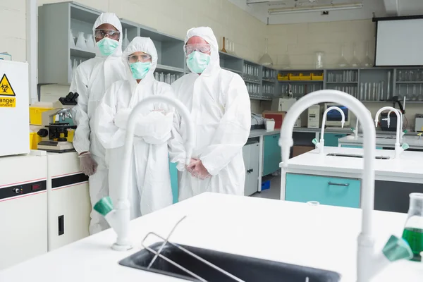 Tres técnicos de laboratorio — Foto de Stock