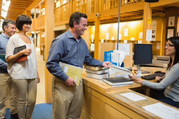 Un homme qui sort un livre — Photo