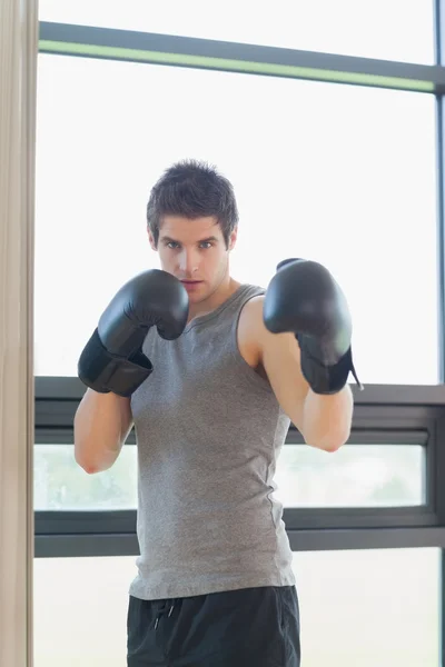 Homem de pé enquanto boxe — Fotografia de Stock