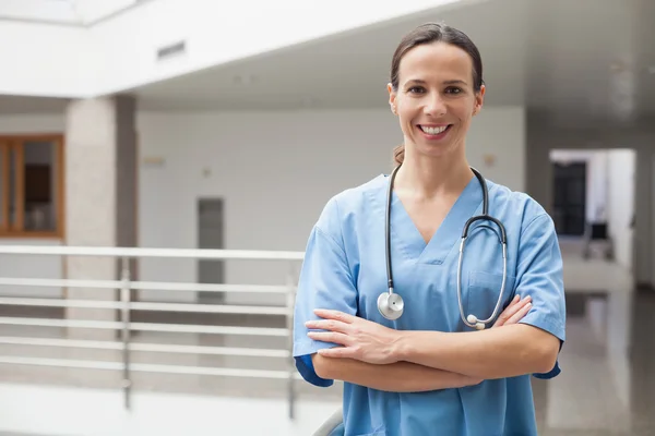 Leende sjuksköterska med korsade armar — Stockfoto