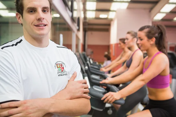 Homme avec les bras croisés en salle de gym — Photo