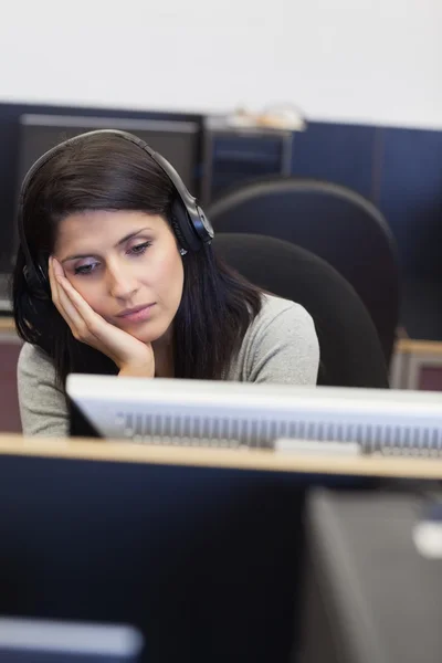 Moe vrouw in computerlokaal — Stockfoto