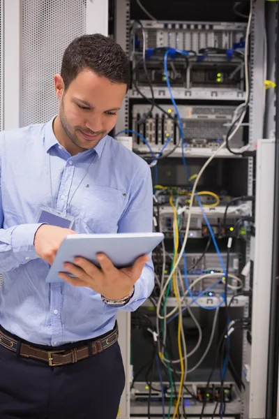 Hombre en el centro de datos con el comprimido pc — Foto de Stock