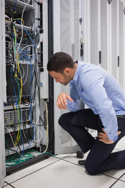 Técnico mirando los cables del servidor — Foto de Stock