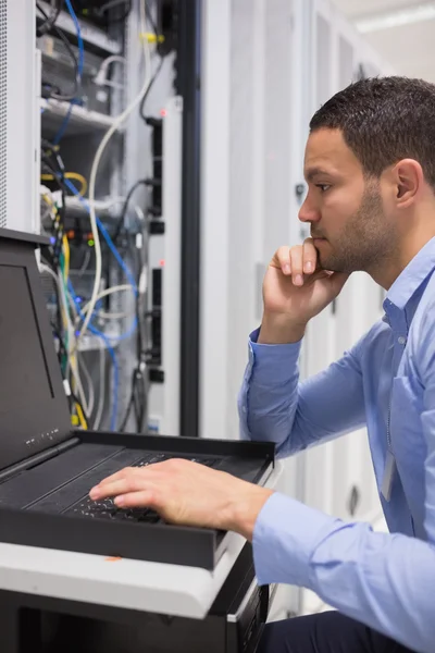 Hombre haciendo mantenimiento de servidores — Foto de Stock