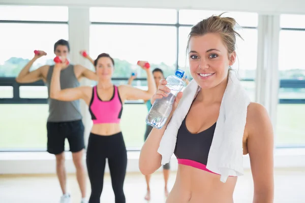 Frau macht Pause vom Aerobic-Kurs — Stockfoto