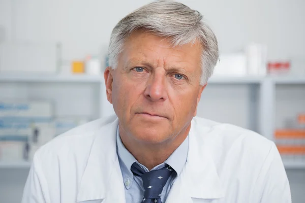 Ernstige doctor in de farmacie — Stockfoto