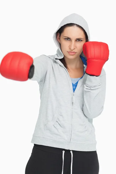 Mujer de cabello castaño en el boxeo sudadera —  Fotos de Stock