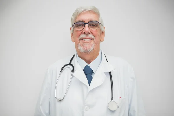 Doctor smiling into the camera — Stock Photo, Image