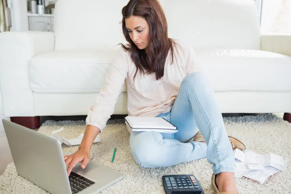 Mulher calculando no laptop — Fotografia de Stock