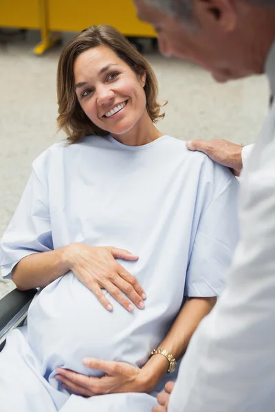 Mulher grávida em cadeira de rodas — Fotografia de Stock