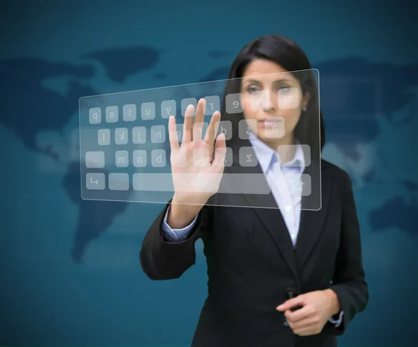 Frau berührt digitale Tastatur vor blauem Hintergrund — Stockfoto