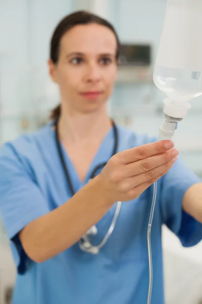 Enfermera conectando un goteo intravenoso — Foto de Stock