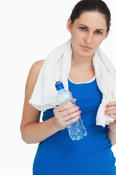 Sportvrouw met een handdoek en een fles — Stockfoto