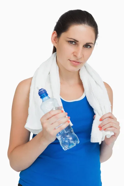 Morena usando ropa deportiva con una toalla y una botella — Foto de Stock