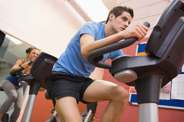 Hombre montando en una clase de spinning — Foto de Stock