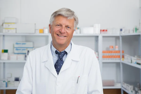 Medico sorridente in una farmacia — Foto Stock