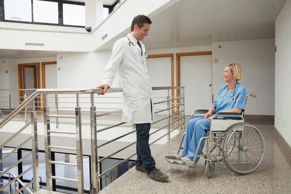 El médico habla con la enfermera sentada en silla de ruedas — Foto de Stock