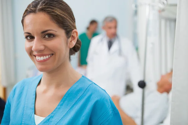 Infermiera sorridente in camera d'ospedale — Foto Stock