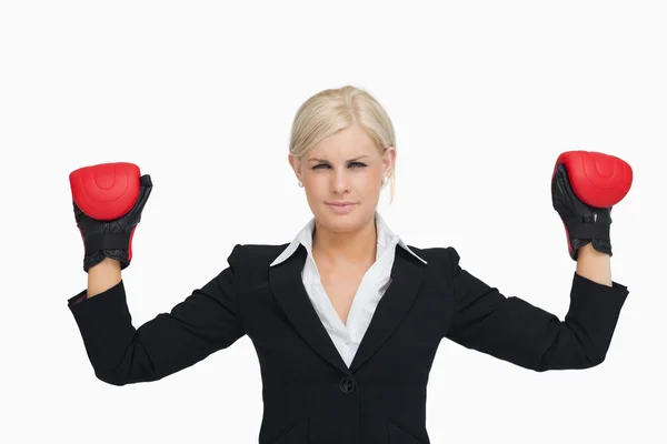 Mujer de negocios seria con guantes rojos brazos levantados —  Fotos de Stock