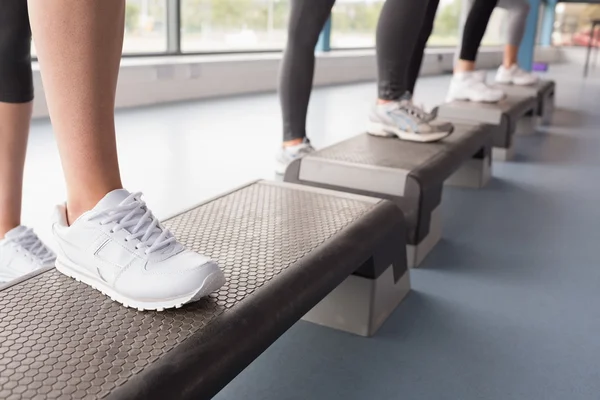 Piedi delle donne passo in classe aerobica — Foto Stock