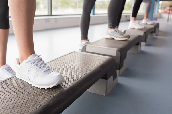 Kvinnors fötter kliva i aerobics klass — Stockfoto