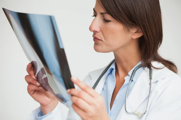 Medico donna che studia radiografia — Foto Stock