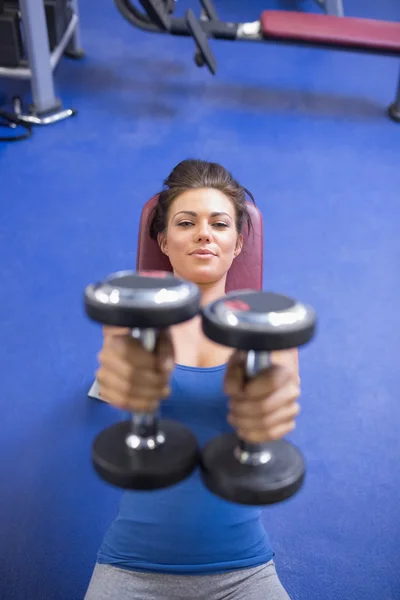 Frau strengt sich an, Gewichte zu heben — Stockfoto