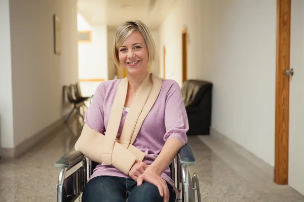 Пациент в инвалидном кресле с рукой в стропе — стоковое фото
