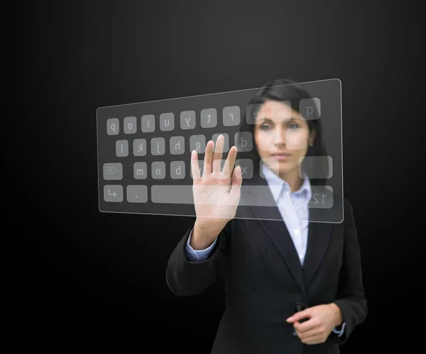 Frau tippt auf digitaler Tastatur — Stockfoto