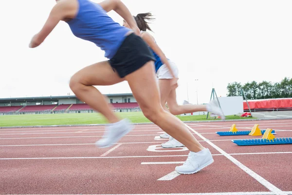 Løpere som starter løpet – stockfoto