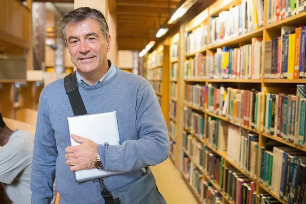 Hombre sosteniendo un libro en su pecho —  Fotos de Stock