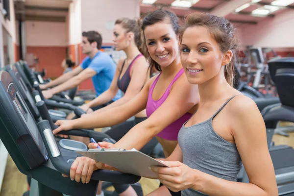 Instructor de Gimnasio y mujer sonriendo — Foto de Stock