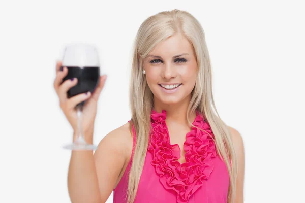 Rubia sosteniendo una copa de vino —  Fotos de Stock