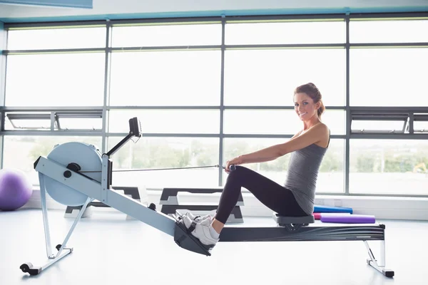 Gelukkige vrouw opleiding op rij machine — Stockfoto